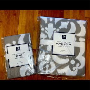 **BRAND NEW** POTTERY BARN Dorm Devut cover and 2 shams !!